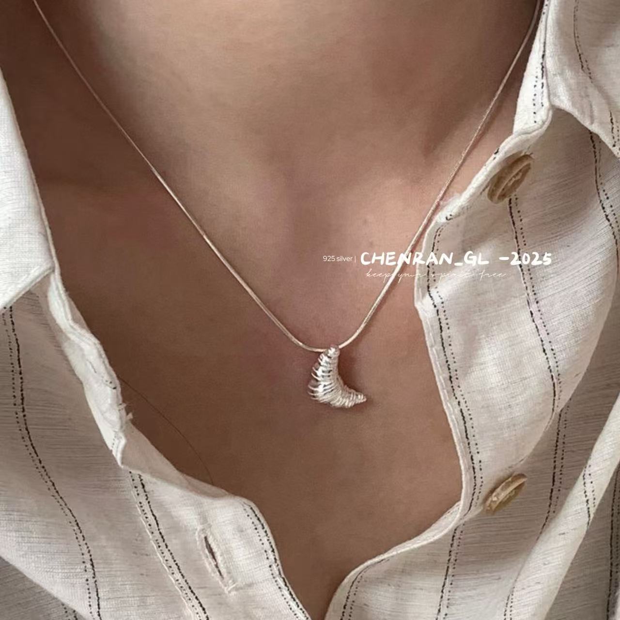 S925 silver croissant necklace