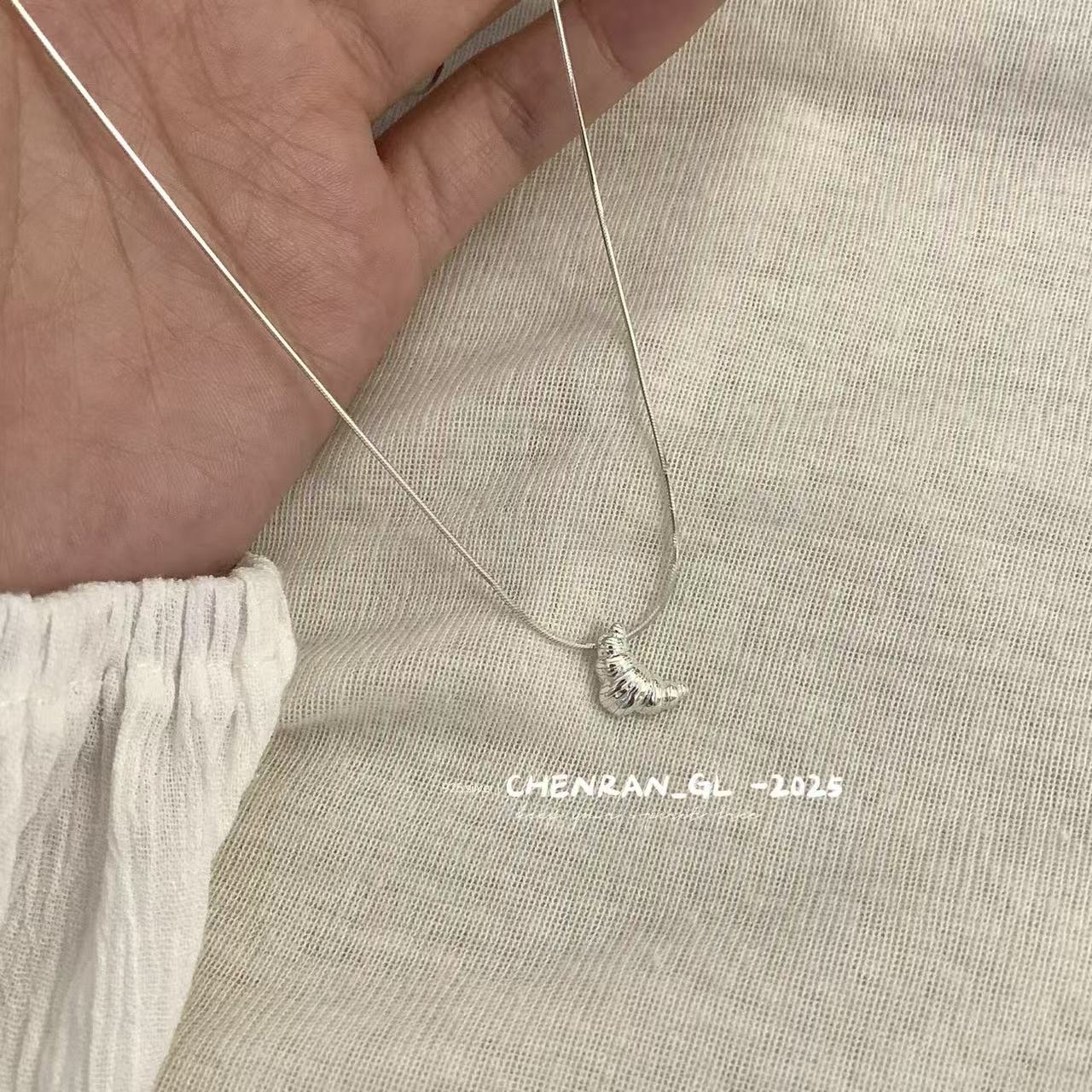 S925 silver croissant necklace