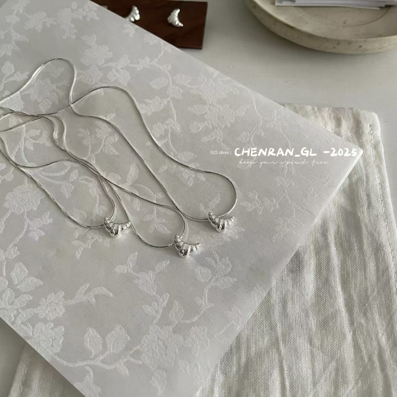 S925 silver croissant necklace