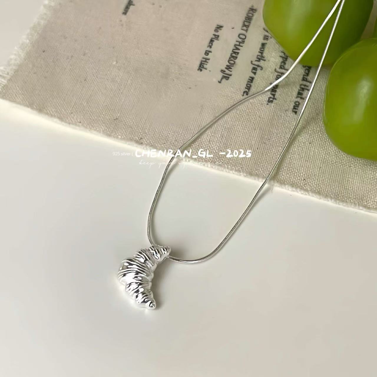 S925 silver croissant necklace