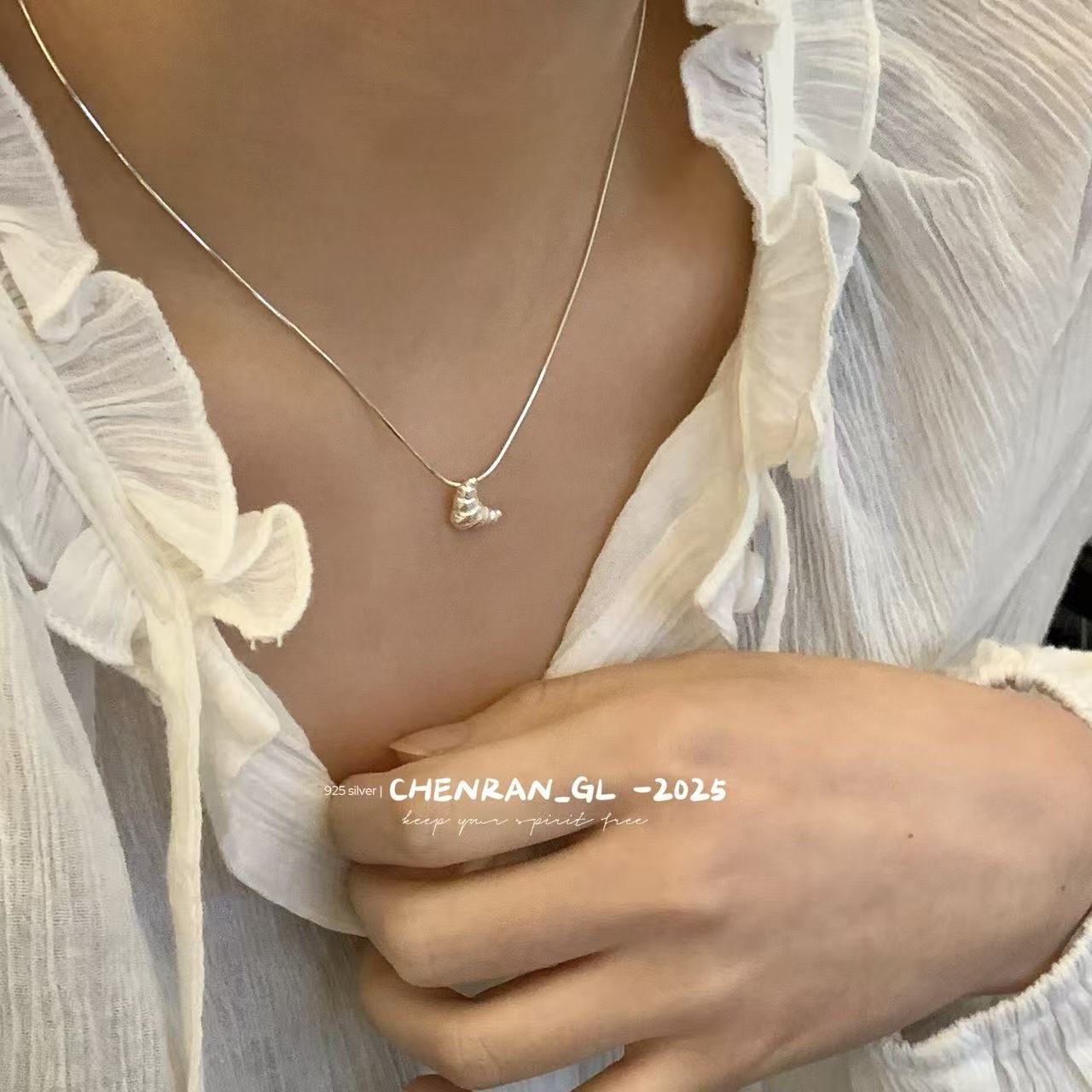 S925 silver croissant necklace