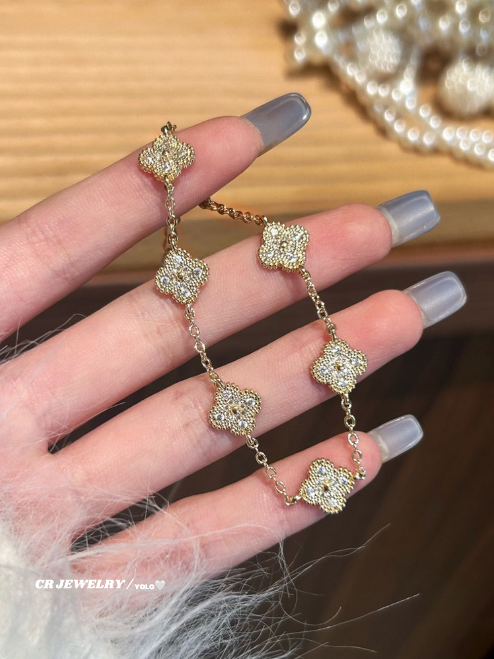 A light luxury zirconium four-leaf flower bracelet