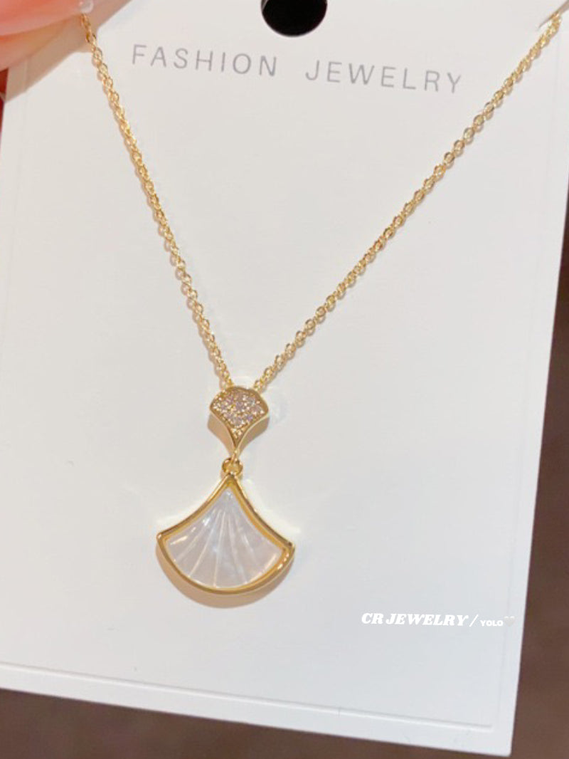Mother-of-pearl fan-shaped zircon necklace