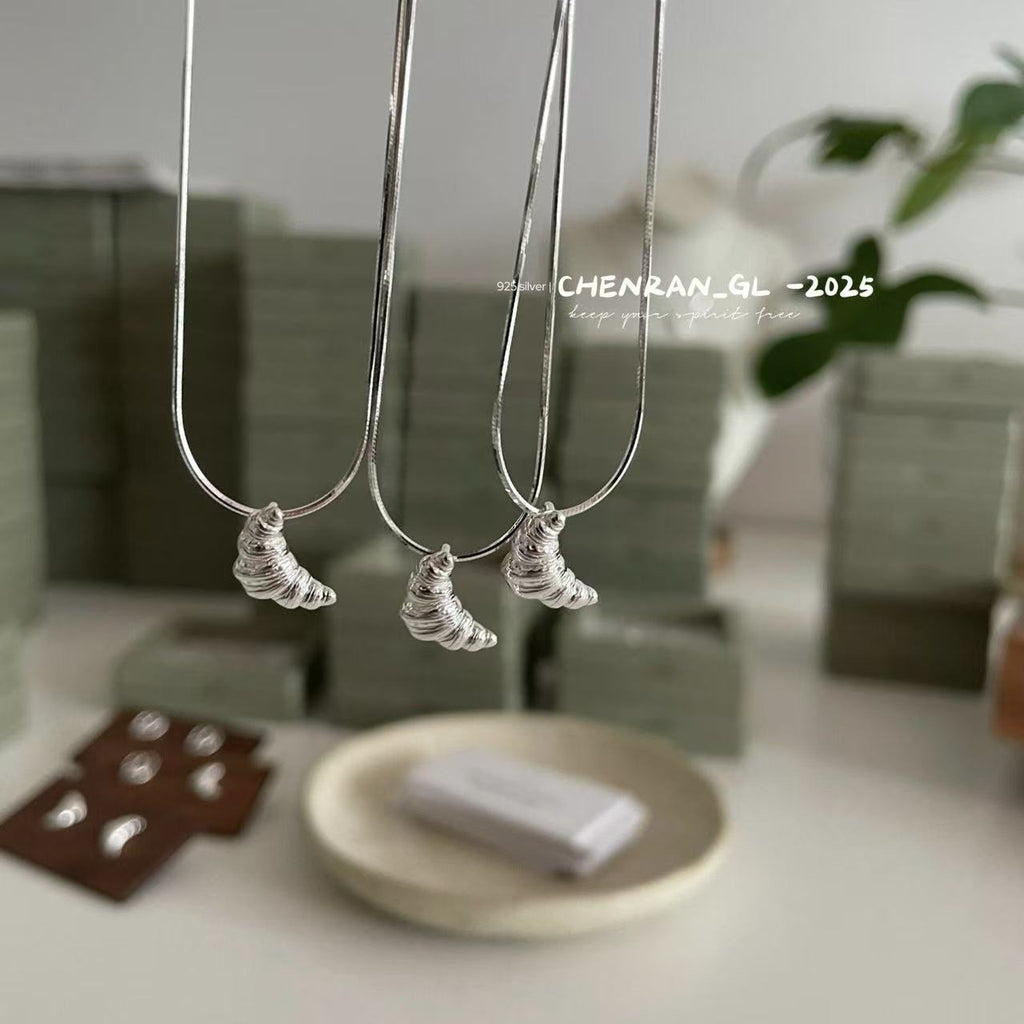 S925 silver croissant necklace