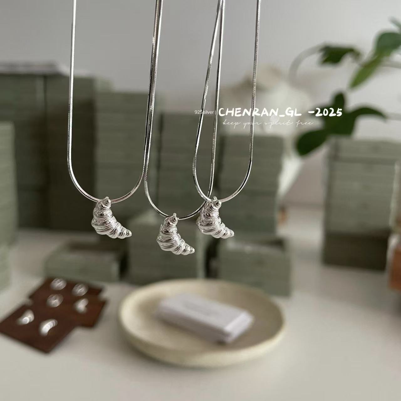 S925 silver croissant necklace