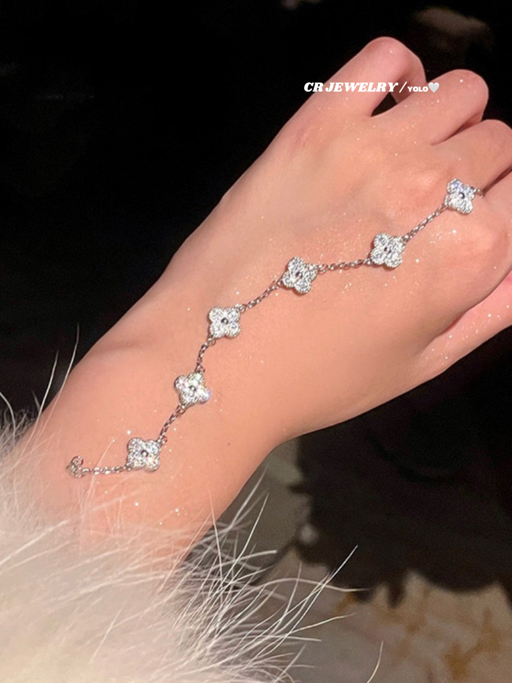 A light luxury zirconium four-leaf flower bracelet