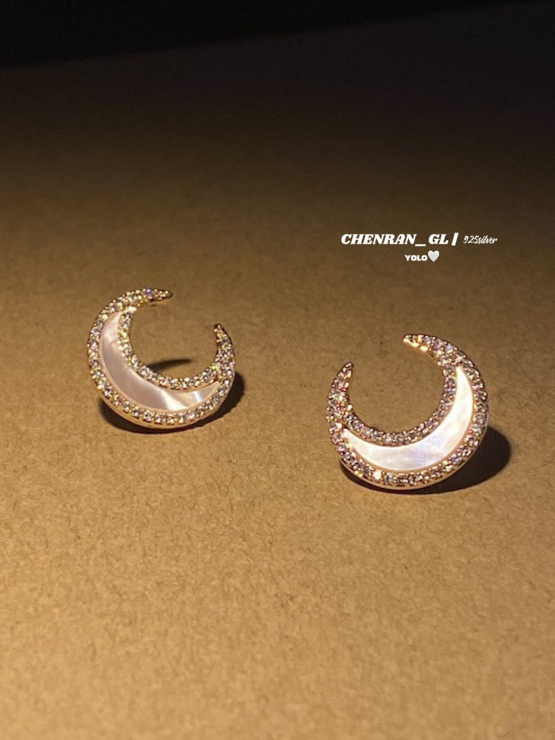 Sparkling diamond moon shell stud earrings