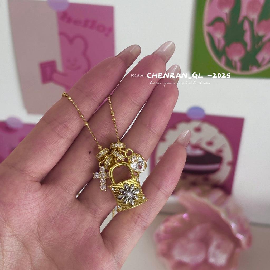 Cross lock zirconia necklace