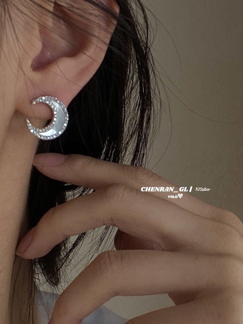 Sparkling diamond moon shell stud earrings