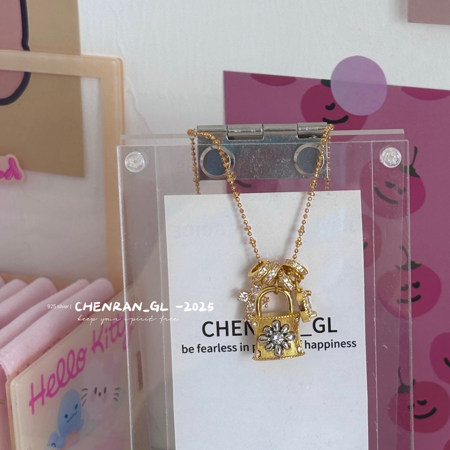 Cross lock zirconia necklace