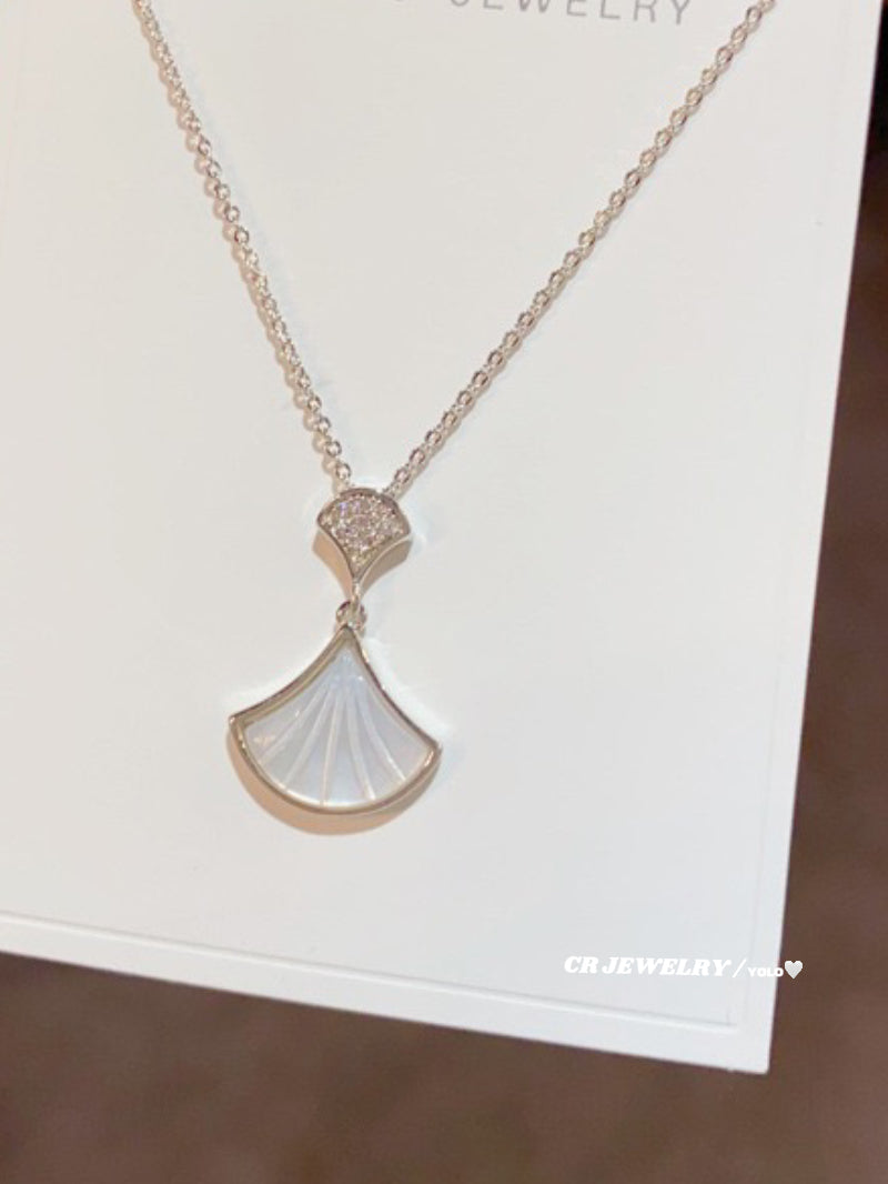 Mother-of-pearl fan-shaped zircon necklace