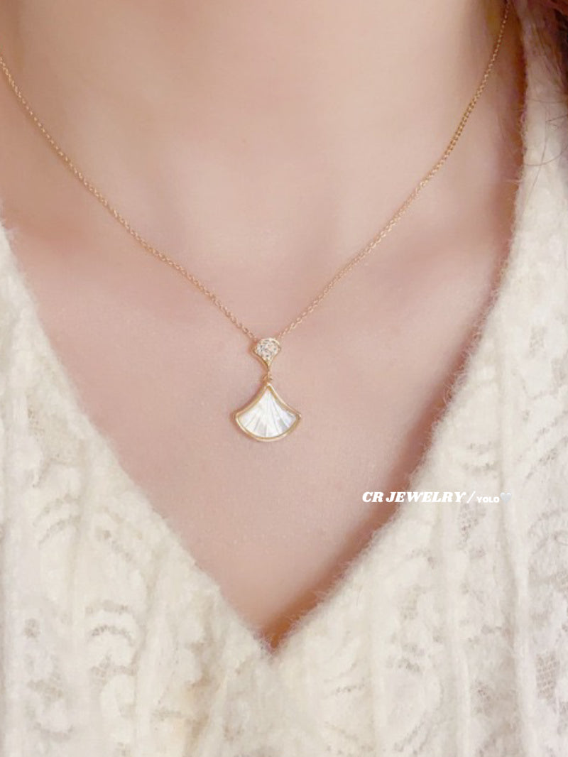 Mother-of-pearl fan-shaped zircon necklace