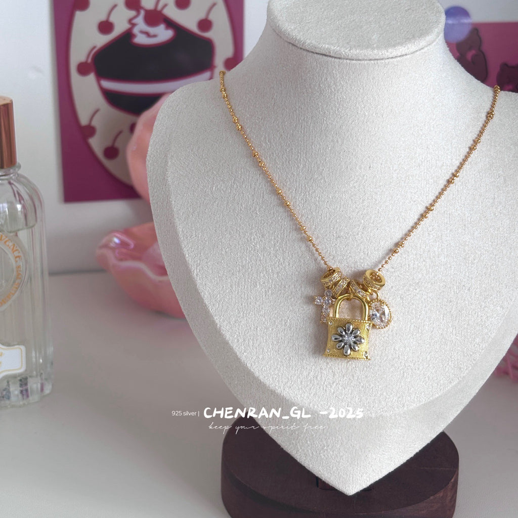 Cross lock zirconia necklace