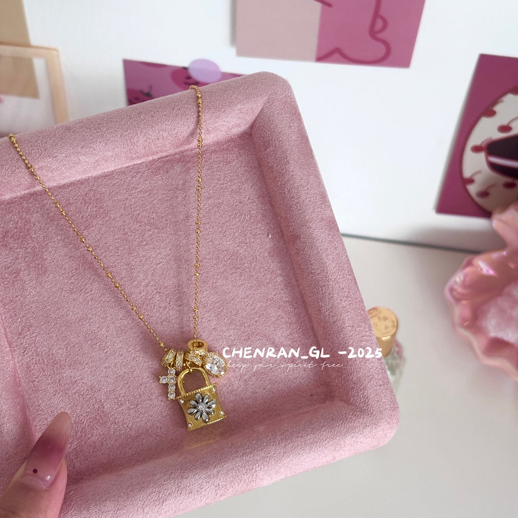 Cross lock zirconia necklace